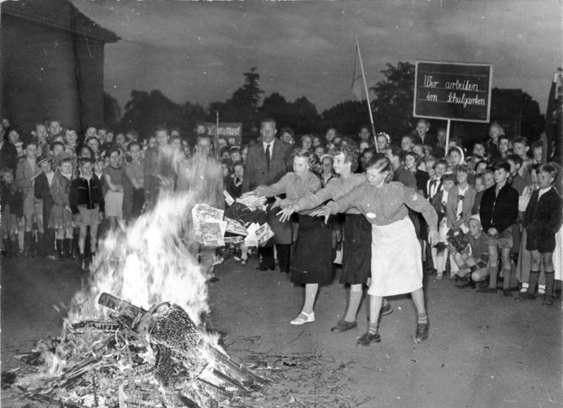 ADN-Zentralbild / Klein / 2.6.1955/ Schmutz- und Schundliteratur auf den Scheiterhaufen warfen die Schülerinnen, Schüler und Jungen Pioniere der 18. Grundschule in Berlin-Pankow (Buchholz) am Abend des Internationalen Kindertages 1955. Sie gaben damit den Auftakt für eine Welle von Elternversammlungen, in denen ein Verbot der Schund- und Schmutzliteratur für das Gebiet der Deutschen Demokratischen Republik und Groß-Berlin durch ein Gesetzt gefordert wird.